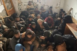 58 göçmen yakalandı, 4 göçmen kaçakçısı gözaltında
