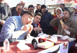 En hızlı kebap yeme yarışmasında yarışmacılar kıyasıya yarıştı