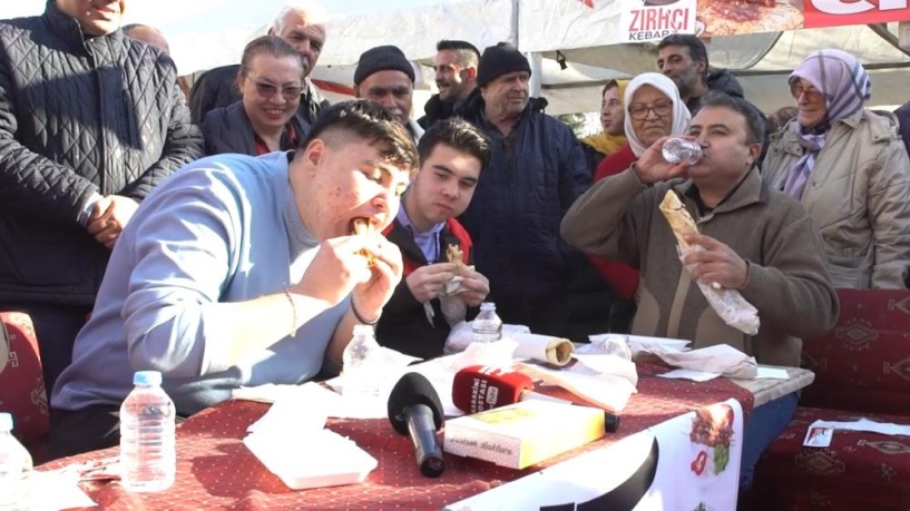 En hızlı kebap yeme yarışmasında yarışmacılar kıyasıya yarıştı