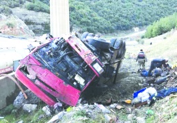 Akaryakıt yüklü tanker uçuruma yuvarlandı, sürücüsü yaşamını yitirdi