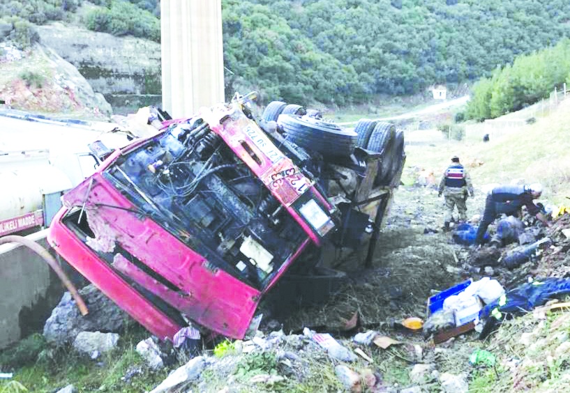 Akaryakıt yüklü tanker uçuruma yuvarlandı, sürücüsü yaşamını yitirdi