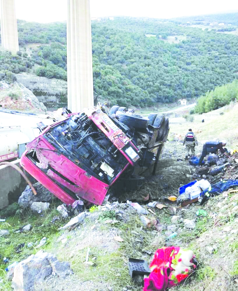 Akaryakıt yüklü tanker uçuruma yuvarlandı, sürücüsü yaşamını yitirdi