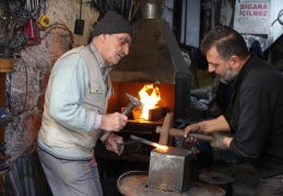 70 yıldır demircilik mesleğini el emeğiyle yaşatmaya çalışıyor