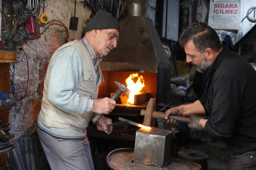 70 yıldır demircilik mesleğini el emeğiyle yaşatmaya çalışıyor