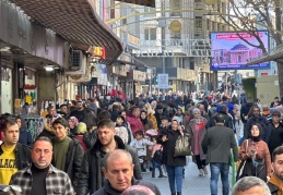 Alışveriş merkezleri ve caddelerde yoğunluk yaşanıyor