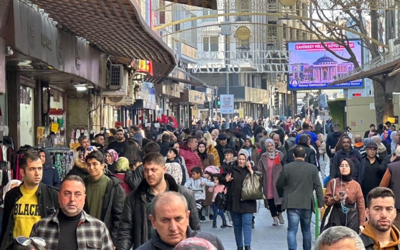 Alışveriş merkezleri ve caddelerde yoğunluk yaşanıyor