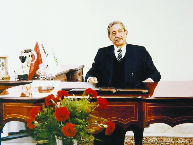 Sani Konukoğlu, mezarı başında anılıyor