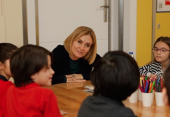 Ceyda Düvenci, depremzede çocuklarla bir araya geldi