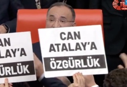 Bozdağ’a anayasa kitapçığı fırlatıldı