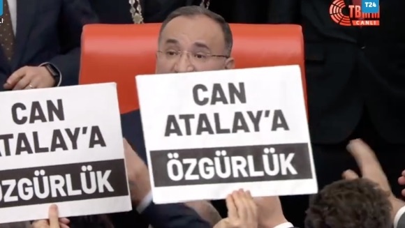 Bozdağ’a anayasa kitapçığı fırlatıldı