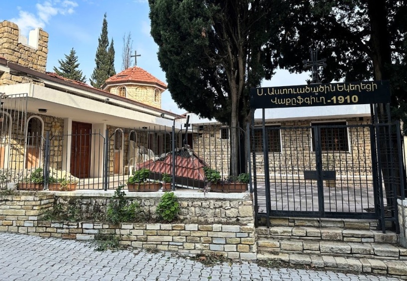 Son Ermeni köyü Vakıflı, kadınlarıyla ayakta