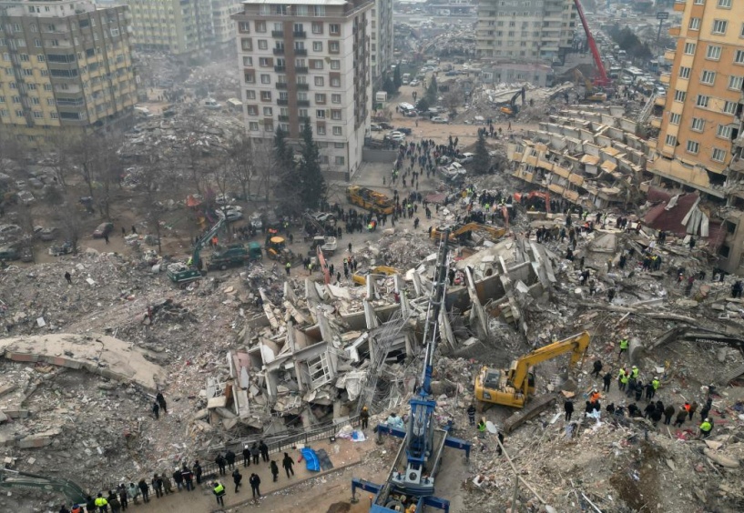 Enkazdan ailesini kendi elleriyle toprağı kazarak çıkaranlar oldu