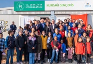 Nurdağı konteyner kentte kurulan Genç Alan’da çocuklar ve gençlerle bir araya geldiler