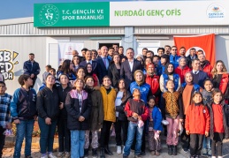 Nurdağı konteyner kentte kurulan Genç Alan’da çocuklar ve gençlerle bir araya geldiler