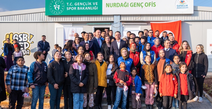 Nurdağı konteyner kentte kurulan Genç Alan’da çocuklar ve gençlerle bir araya geldiler