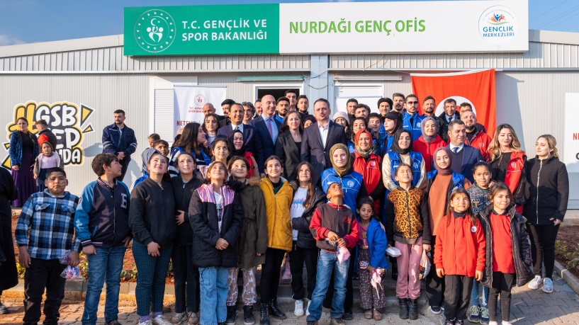 Nurdağı konteyner kentte kurulan Genç Alan’da çocuklar ve gençlerle bir araya geldiler