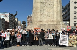 Enkazlardan cenazeleri çıkmadı, aileleri sağ bulunmaları ya da en azından bir mezarları olması umuduyla hâlâ onları arıyor