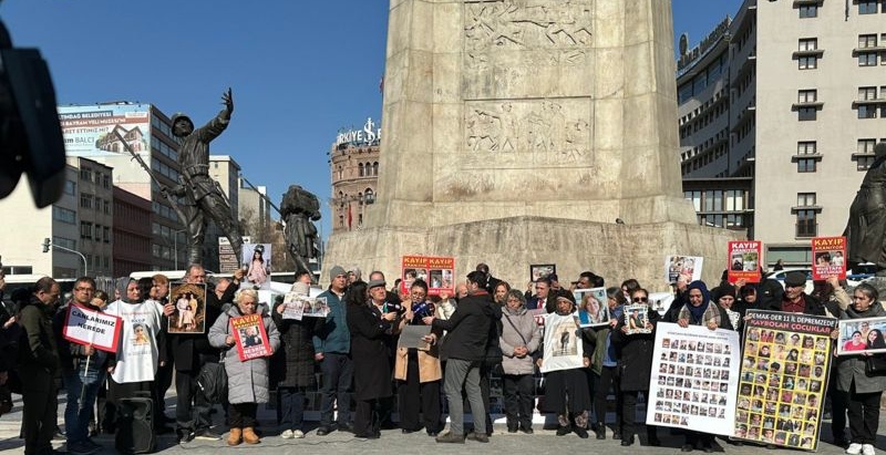 Enkazlardan cenazeleri çıkmadı, aileleri sağ bulunmaları ya da en azından bir mezarları olması umuduyla hâlâ onları arıyor