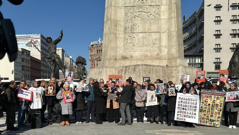 Enkazlardan cenazeleri çıkmadı, aileleri sağ bulunmaları ya da en azından bir mezarları olması umuduyla hâlâ onları arıyor