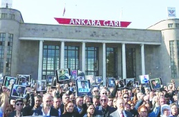 Ankara Gar Katliamı'nda hayatını kaybedenler anıldı! 2'si çocuk 100 kişi hayatını kaybetmişti