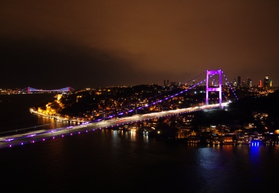 Sembol yapılar, epilepsi farkındalığının rengi mor ile aydınlatıldı