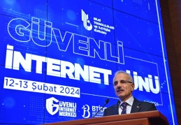 Gençlerimizi başıboş ve uçsuz bucaksız bir ortam olan internet dünyasında yalnız bırakmayın