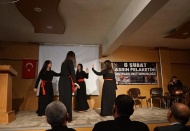 Birbirimize sarılalım acıların dili rengi ırkı olmaz