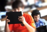 Çocuklarda ekran bağımlılığı, kas ve iskelet yapısını etkiliyor, siber zorbalık ve istismar tehlikesi yaratıyor