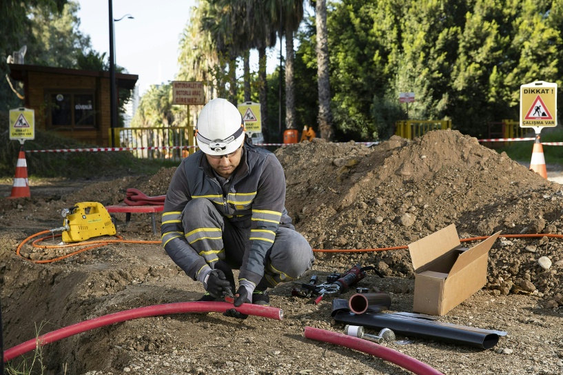 Bölgede 87 pano ile 74 trafo ve 242 dağıtım merkezini de elden geçirdi