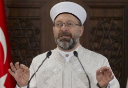 Din adamı nefret kustu