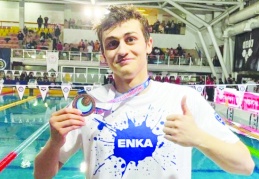 Milli yüzücü Türkiye rekoru kırdı