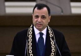 Anayasanın nihai ve bağlayıcı olarak yorumlanması yetkisi Anayasa Mahkemesi'ne aittir