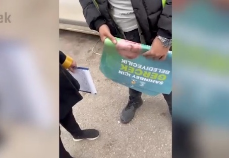 Tahmazoğlu’nun afişlerini asmak istemeyen vatandaşı fişlediler