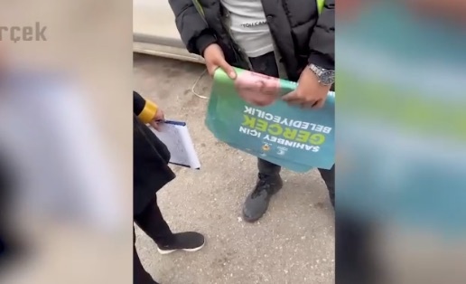 Tahmazoğlu’nun afişlerini asmak istemeyen vatandaşı fişlediler