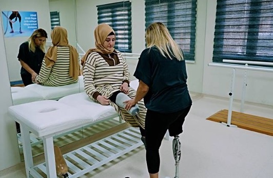 Zeynep Büyükardıç, ülkenin tek ampute fizyoterapisti