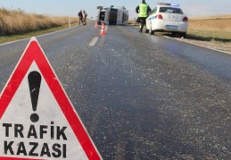 İşçi servisi direğe çarptı, 8 kişi yaralandı