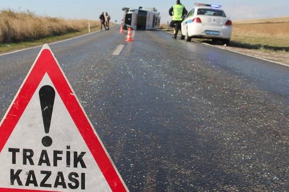 İşçi servisi direğe çarptı, 8 kişi yaralandı
