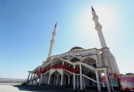 Memlekette okul yok, ha bire milyonlar harcayıp, cami açıyorlar!