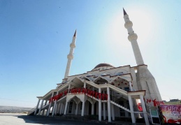 Memlekette okul yok, ha bire milyonlar harcayıp, cami açıyorlar!