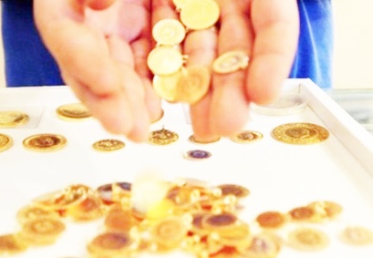 Altın 2 bin 471 lira seviyesinde zirve tazeledi