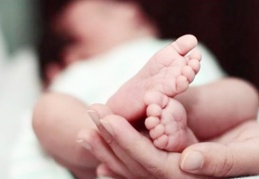 İnsanlar, geçim sıkıntısından doğacak bebeğini internetten satışa koydu