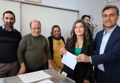 AKP, hukuksuzluğu elden bırakmıyor, seçilen adayın hakları alındı!