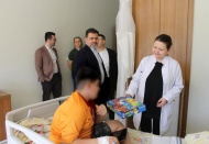 Hastanede tedavi gören çocuklara hediye verildi