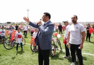 Umut Yılmaz, çocuklara bisiklet dağıttı