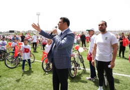 Umut Yılmaz, çocuklara bisiklet dağıttı