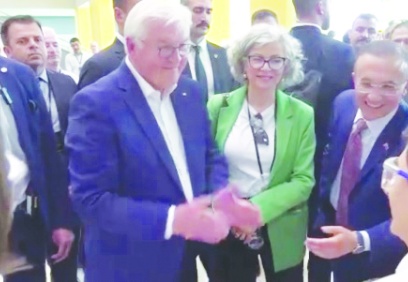 Almanya Cumhurbaşkanı  Steinmeier, çocuklara futbol topu ve Almanya milli takımının formasını hediye etti