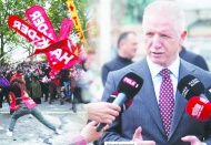 Davut Gül, “Gazetecileri süpürün” talimatı için özür diledi