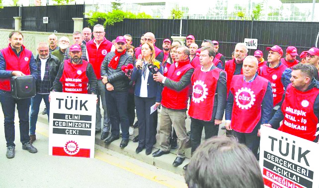 DİSK, TÜİK önünde protesto eylemi yaptı: Sürekli enflasyonu düşük gösteriyor