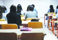 Hayalet kız öğrenciler cüppeli adamlar tarafından okula getiriliyor