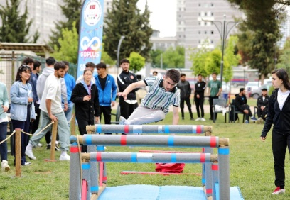 Sağlıklı Yaşam Parkurunda limbo, koşu, engel atlama, sürünme etkinliği